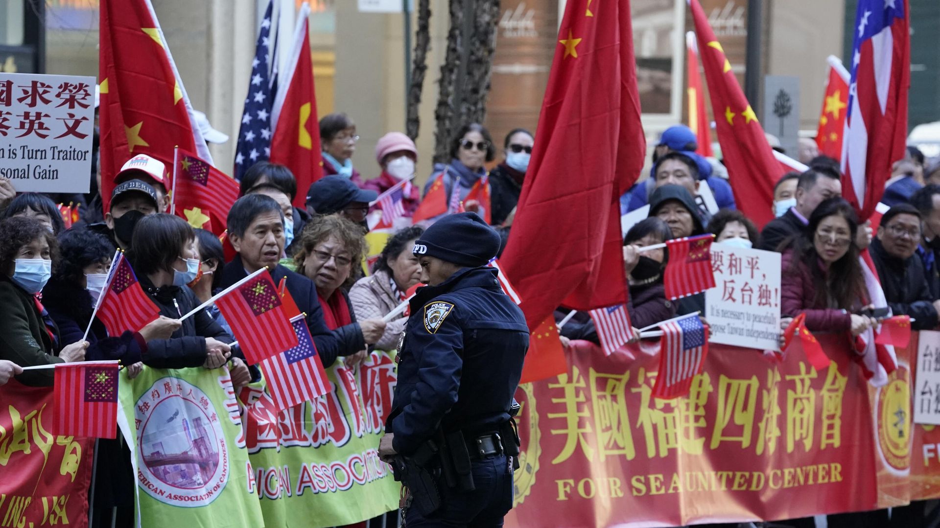 Protestors look on as Taiwan's President Tsai Ing-wen, not pictured, arrives at her hotel in New York City on March 29, 2023, as she begins a ten day international trip.  - Sputnik International, 1920, 04.04.2023