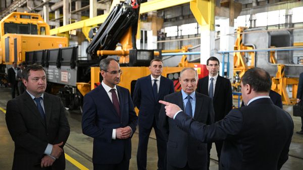 Russian President Vladimir Putin on a tour of Tulazheldormash, a machine-building plant in Tula, south of Moscow. April 4, 2023. - Sputnik International