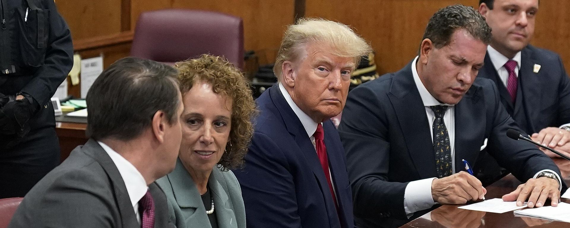 Former President Donald Trump sits at the defense table with his defense team in a Manhattan court, - Sputnik International, 1920, 05.04.2023