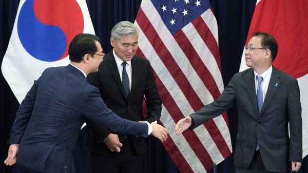 South Korean special representative for Korean Peninsula Peace and Security Affairs Kim Gunn, left, shakes hands with Japanese Ministry of Foreign Affairs Director General for Asian and Oceanian Affairs Bureau Takehiro Funakoshi, right, as U.S. special representative for North Korea who is also U.S. Ambassador to Indonesia, Sung Y. Kim, center, looks on at the star of their trilateral meeting on North Korea at the U.S. Embassy in Jakarta, Indonesia, Tuesday, Dec. 13, 2022.  - Sputnik International
