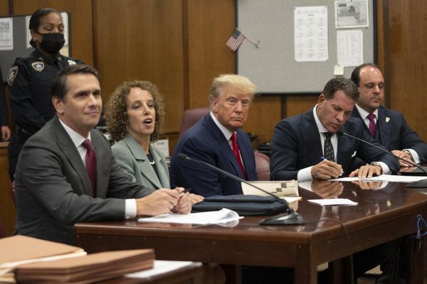 Former US president Donald Trump (C) appears in court at the Manhattan Criminal Court in New York on 4 April 2023. - Sputnik International