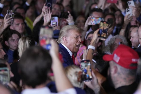 Former President Donald Trump arrives to speak at his Mar-a-Lago estate hours after being arraigned in New York City on 4 April 2023. - Sputnik International