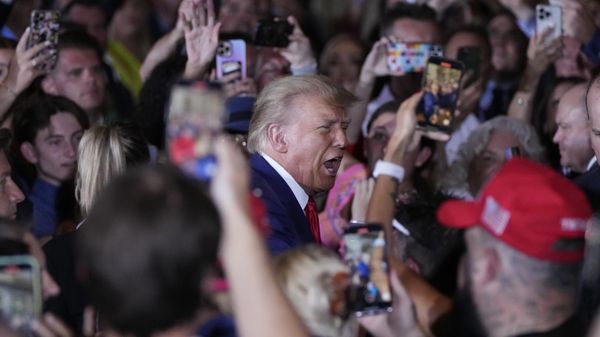 Former President Donald Trump arrives to speak at his Mar-a-Lago estate hours after being arraigned in New York City. - Sputnik International