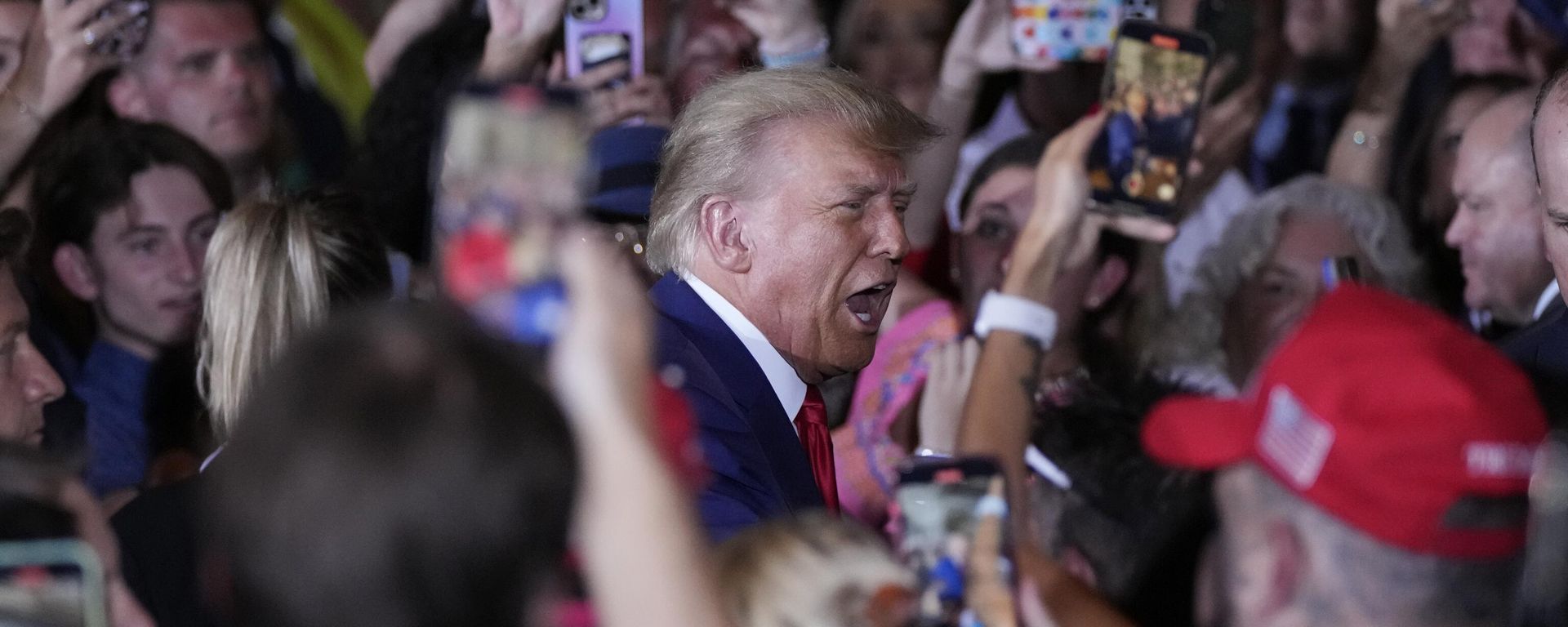 Former President Donald Trump arrives to speak at his Mar-a-Lago estate hours after being arraigned in New York City. - Sputnik International, 1920, 06.05.2023