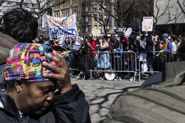Anti-Trump demonstrators face off against Trump supporters from a separate pen at a protest held in Collect Pond Park across the street from the Manhattan District Attorney's office in New York on 4 April 2023. - Sputnik International