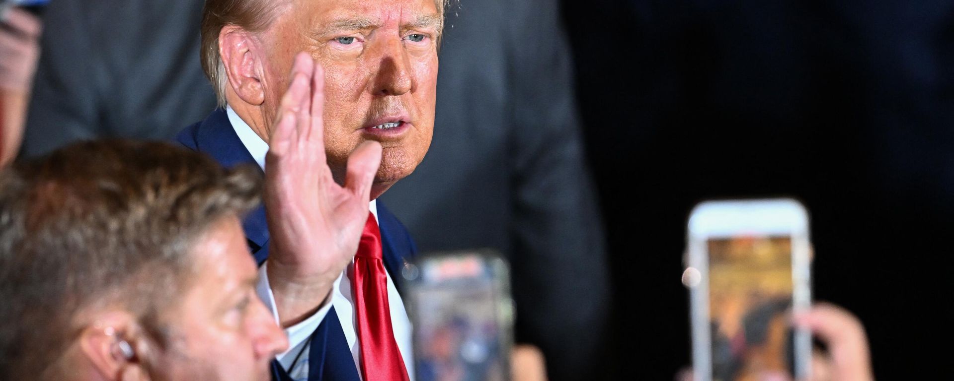 Former US president Donald Trump arrives to speak during a press conference following his court appearance on April 4, 2023.  - Sputnik International, 1920, 05.04.2023