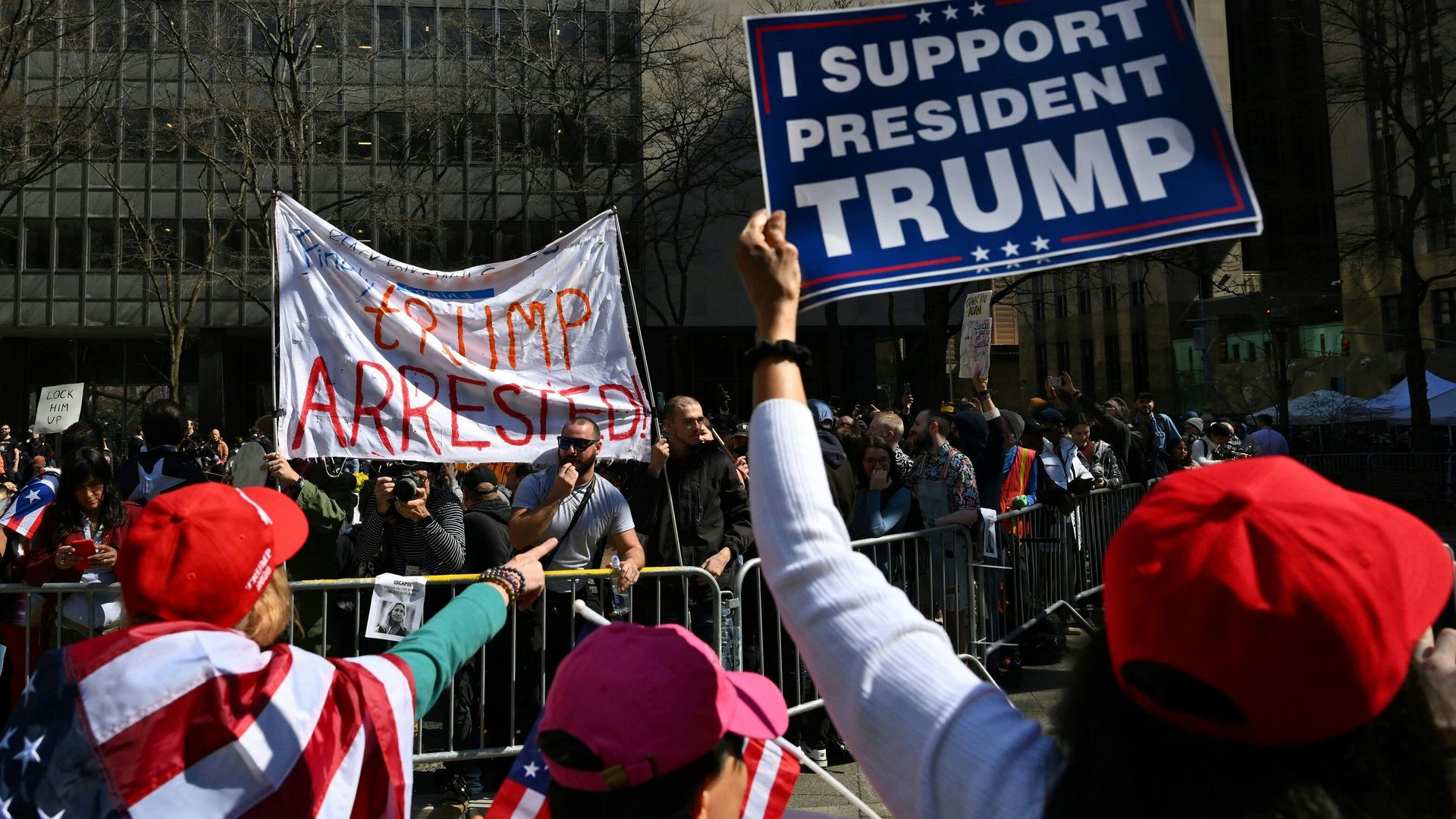Supporters of former US president Donald Trump argue with opponents outside the Manhattan District Attorney's office in New York City on April 4, 2023. Supporters of former US president Donald Trump argue with opponents outside the Manhattan District Attorney's office in New York City on April 4, 2023. - Sputnik International, 1920, 05.04.2023