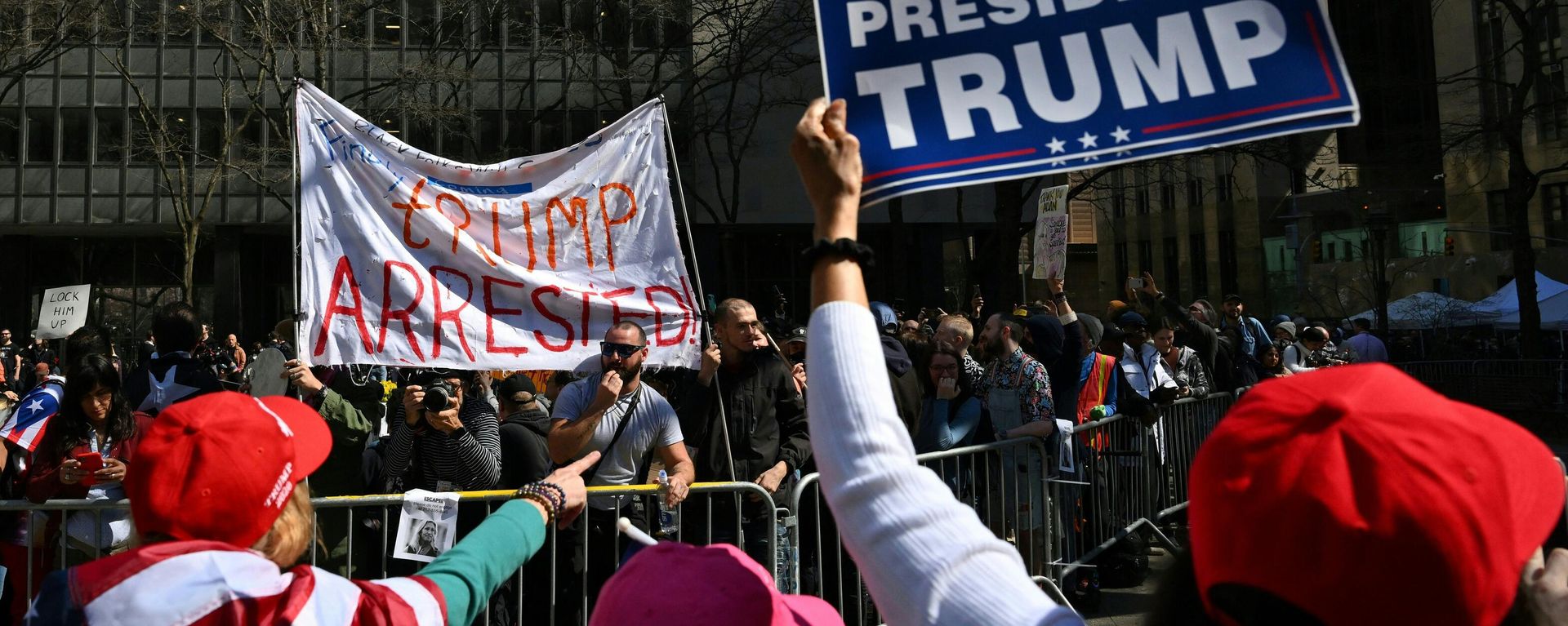 Supporters of former US president Donald Trump argue with opponents outside the Manhattan District Attorney's office in New York City on April 4, 2023.  - Sputnik International, 1920, 05.04.2023