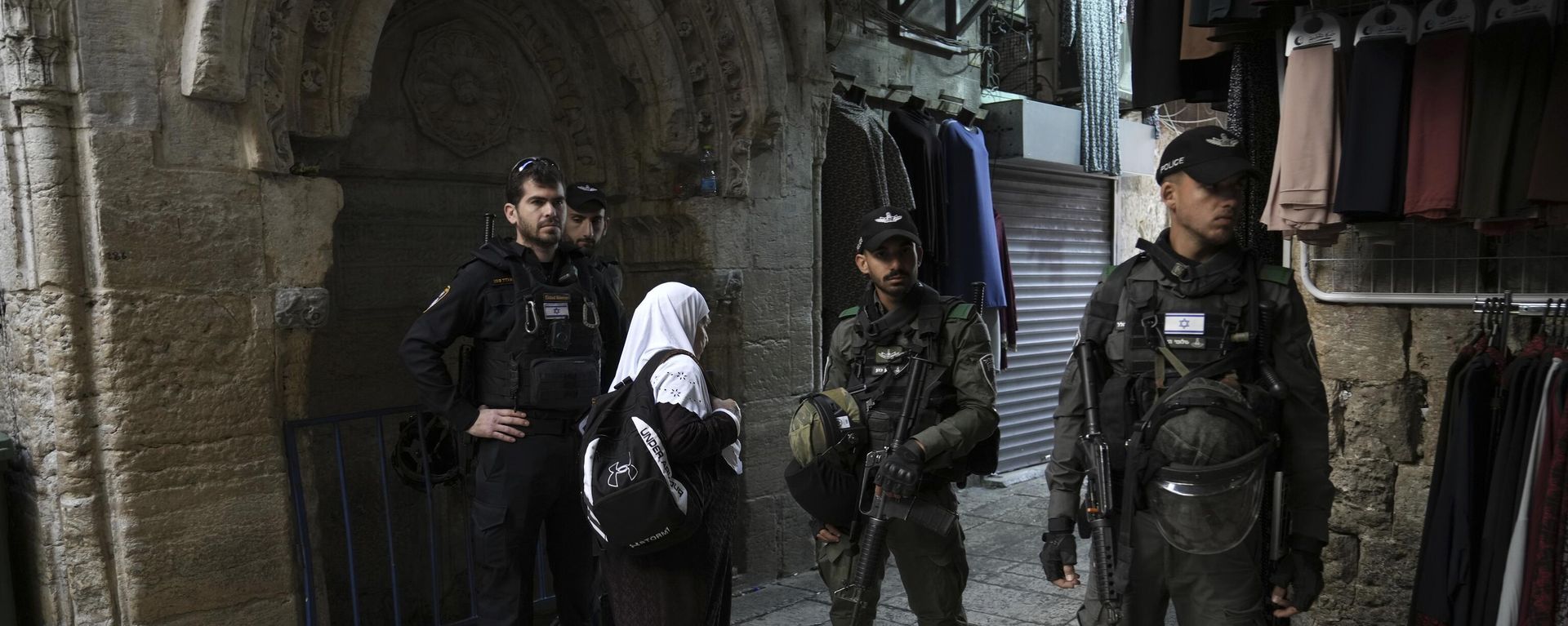 A Muslim woman passes Israeli police at a checkpoint outside of the Al-Aqsa Mosque compound - Sputnik International, 1920, 06.04.2023