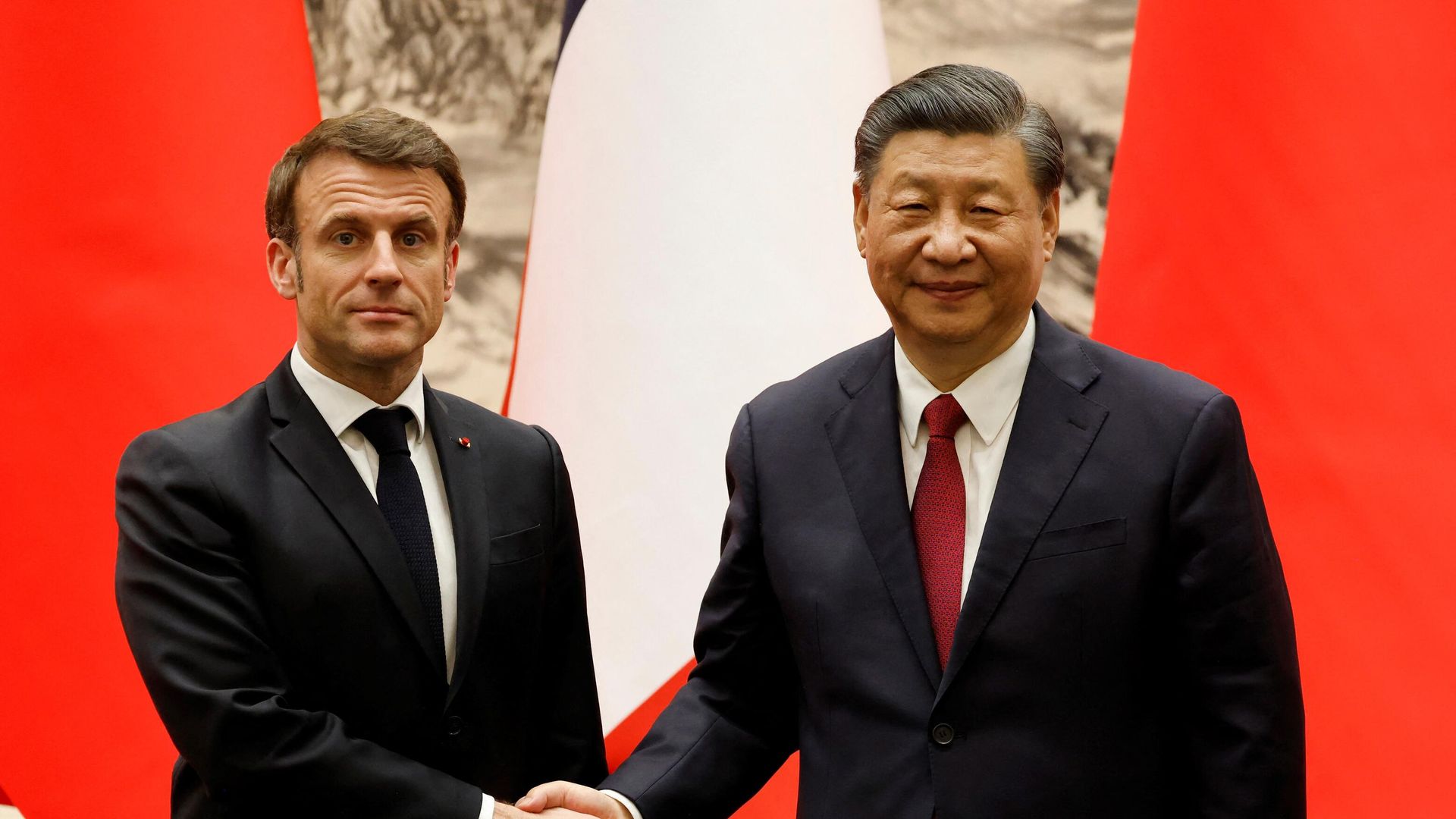 China’s President Xi Jinping (R) shakes hands with his French counterpart Emmanuel Macron after the signing ceremony in Beijing China’s President Xi Jinping (R) shakes hands with his French counterpart Emmanuel Macron after the signing ceremony in Beijing - Sputnik International, 1920, 07.04.2023