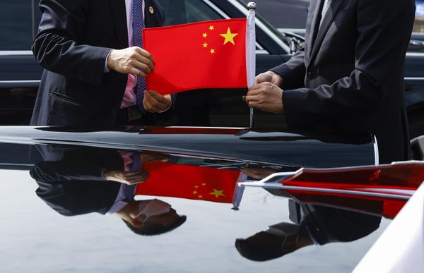 Chinese officials prepare ahead of President Emmanuel Macron's arrival at Beijing Capital International Airport. - Sputnik International