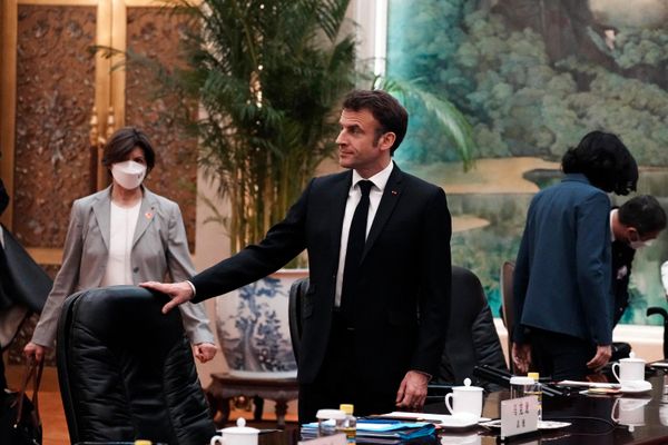 French President Emmanuel Macron attends a meeting with Chinese Premier Li Qiang at the Great Hall of the People in Beijing.  - Sputnik International