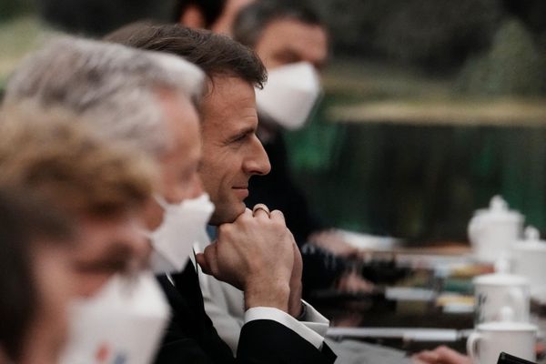 French President Emmanuel Macron (C) attends a meeting with Chinese Premier Li Qiang at the Great Hall of the People in Beijing.  Li Qiang said that Macron is the first foreign leader to visit Xi after reelection and stressed that this marks the importance of China-France relations.  - Sputnik International