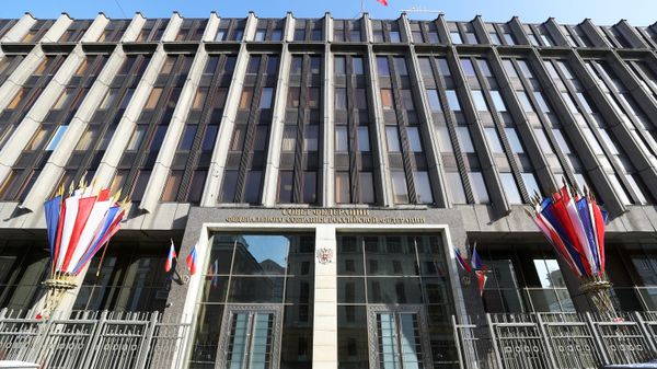 Festive decoration for Defender of the Fatherland Day near the building of the Federation Council of the Russian Federation in Moscow. - Sputnik International