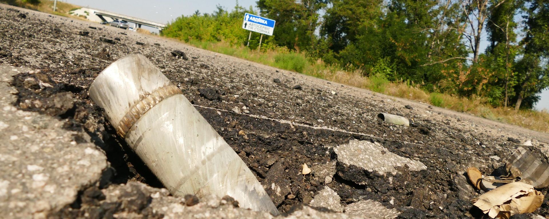 A shell on the territory of Donetsk filter plant located on the contact line in Donbass between Yasinovataya and Avdeyevka where extensive shellings by the Ukrainian army were recorded. - Sputnik International, 1920, 06.04.2023
