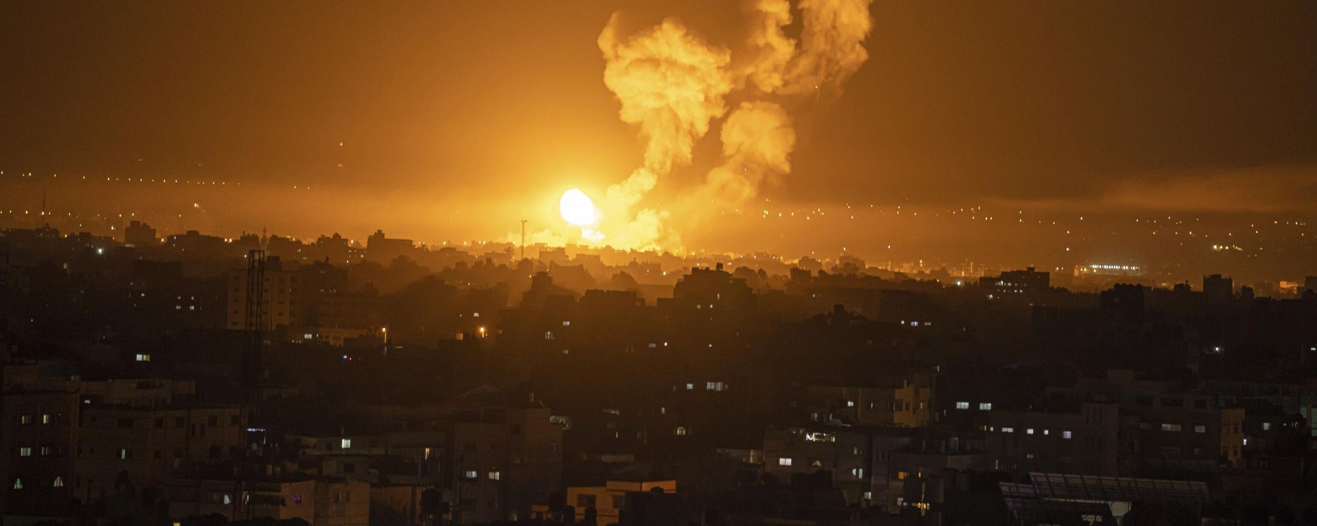 Fire and smoke rise following an Israeli airstrike in central Gaza Strip, Friday, April 7, 2023. The Israeli military has struck targets in the Gaza Strip, pushing the region toward a wider conflagration after a day of rocket fire along the country's northern and southern borders. The fighting follows two days of unrest at Jerusalem's most sensitive holy site. As Israeli aircraft began striking Gaza, Palestinian militants quickly fired off a new barrage of rockets, setting off air raid sirens across southern Israel. - Sputnik International, 1920, 09.05.2023