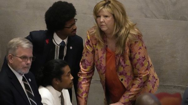 Rep. Justin Jones, D-Nashville, center, Rep. Justin Pearson, D-Memphis, back left and Rep. Gloria Johnson, D-Knoxville, huddle on the floor of the House chamber Thursday, April 6, 2023, in Nashville, Tenn. Tennessee Republicans are seeking to oust the three House Democrats for their role in a demonstration calling for gun control following the Nashville school shooting.  - Sputnik International