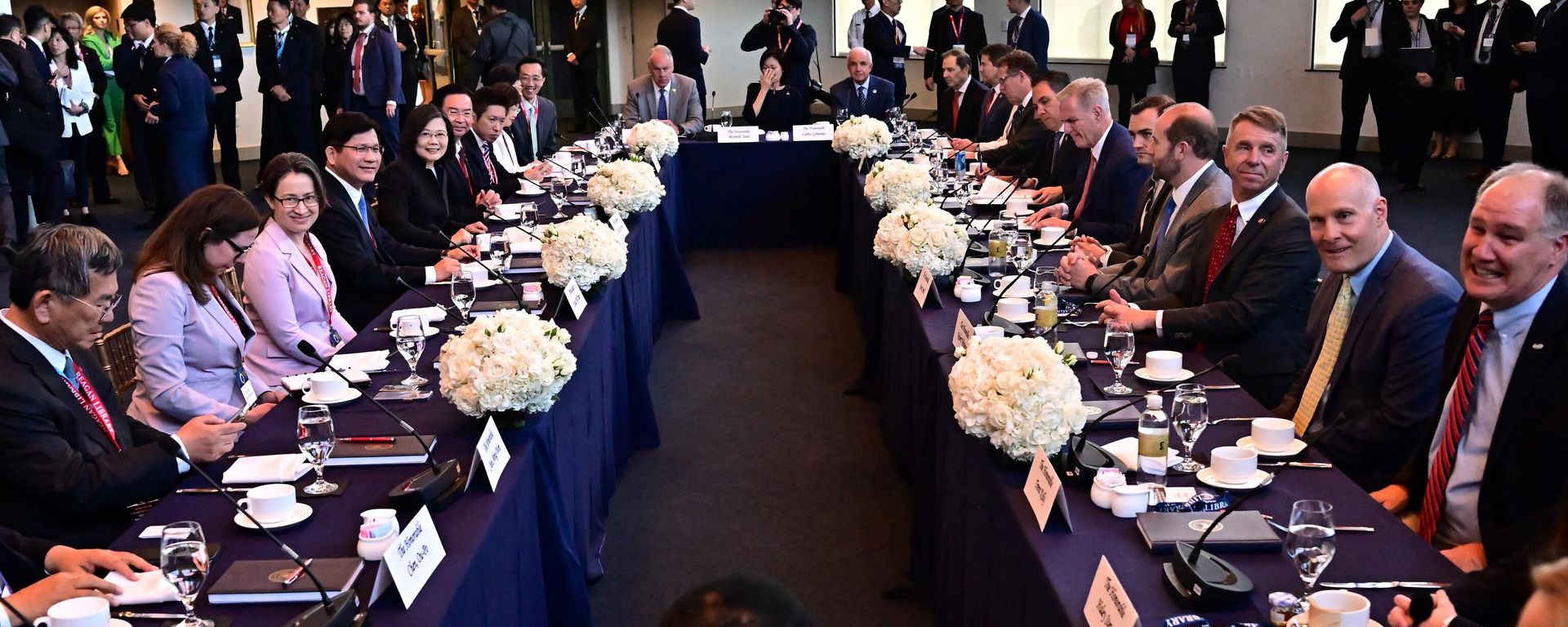 US Speaker of the House Kevin McCarthy (6th R) speaks with Taiwan President Tsai Ing-wen (5th L) during a bipartisan meeting at the Ronald Reagan Presidential Library in Simi Valley, California, on April 5, 2023. - Sputnik International, 1920, 07.04.2023