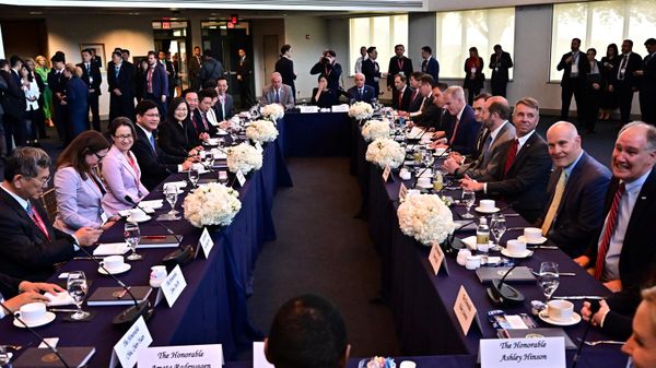 US Speaker of the House Kevin McCarthy (6th R) speaks with Taiwan President Tsai Ing-wen (5th L) during a bipartisan meeting at the Ronald Reagan Presidential Library in Simi Valley, California, on April 5, 2023. - Sputnik International