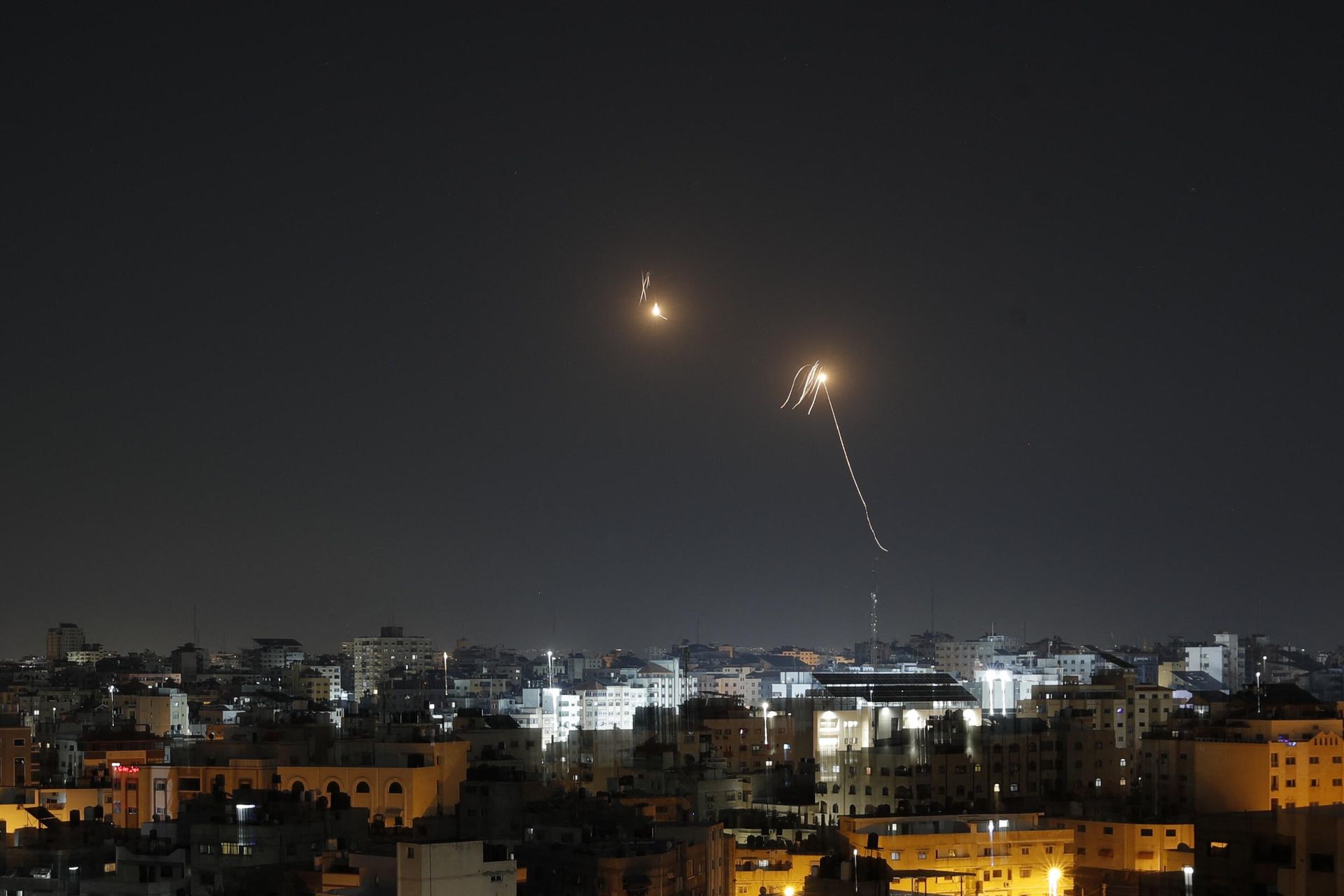 Streaks of light are seen as Israel's Iron Dome air defence system intercepts rockets fired from the Gaza Strip into Israeli territory on April 7, 2023. - Sputnik International, 1920, 07.04.2023