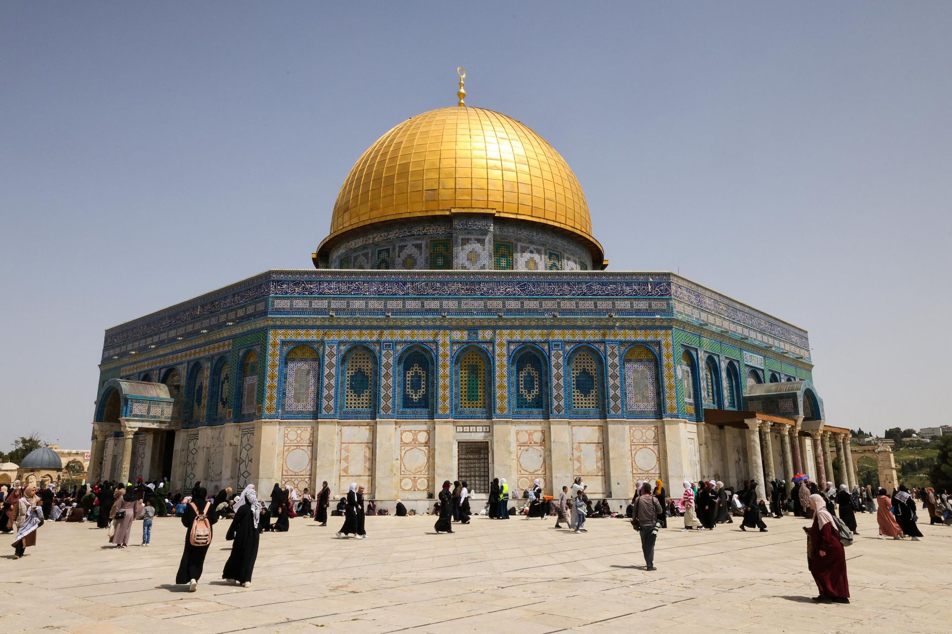 Palestinian Muslim devotees gather at the compound of the Al-Aqsa Mosque ahead of the third Friday Noon prayer during the Islamic holy month of Ramadan in Jerusalem on April 7, 2023 - Sputnik International, 1920, 07.04.2023