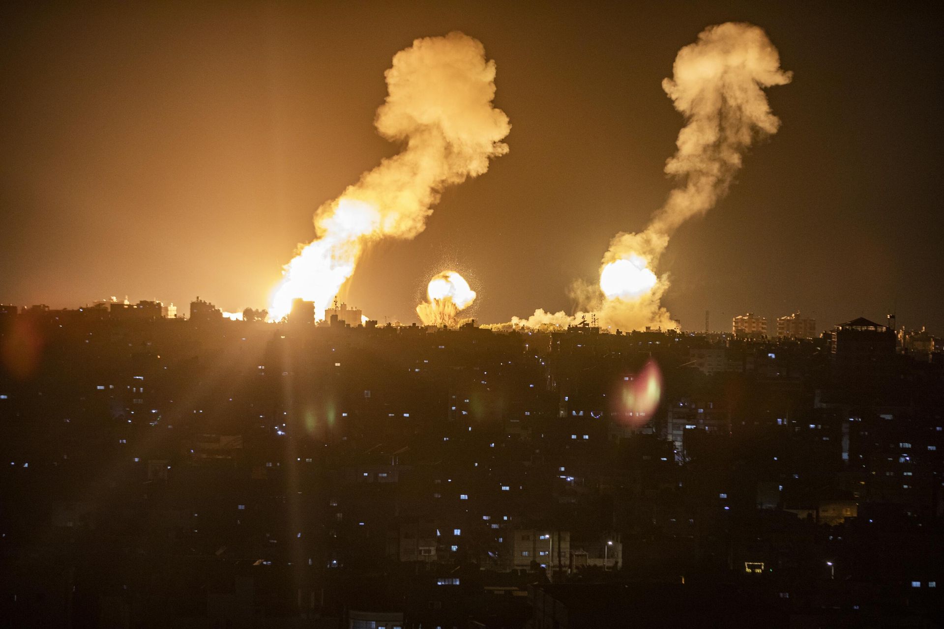 This picture taken early on April 7, 2023 shows explosions in Khan Yunis in the southern Gaza Strip during Israeli air strikes on the Palestinian enclave - Sputnik International, 1920, 08.04.2023