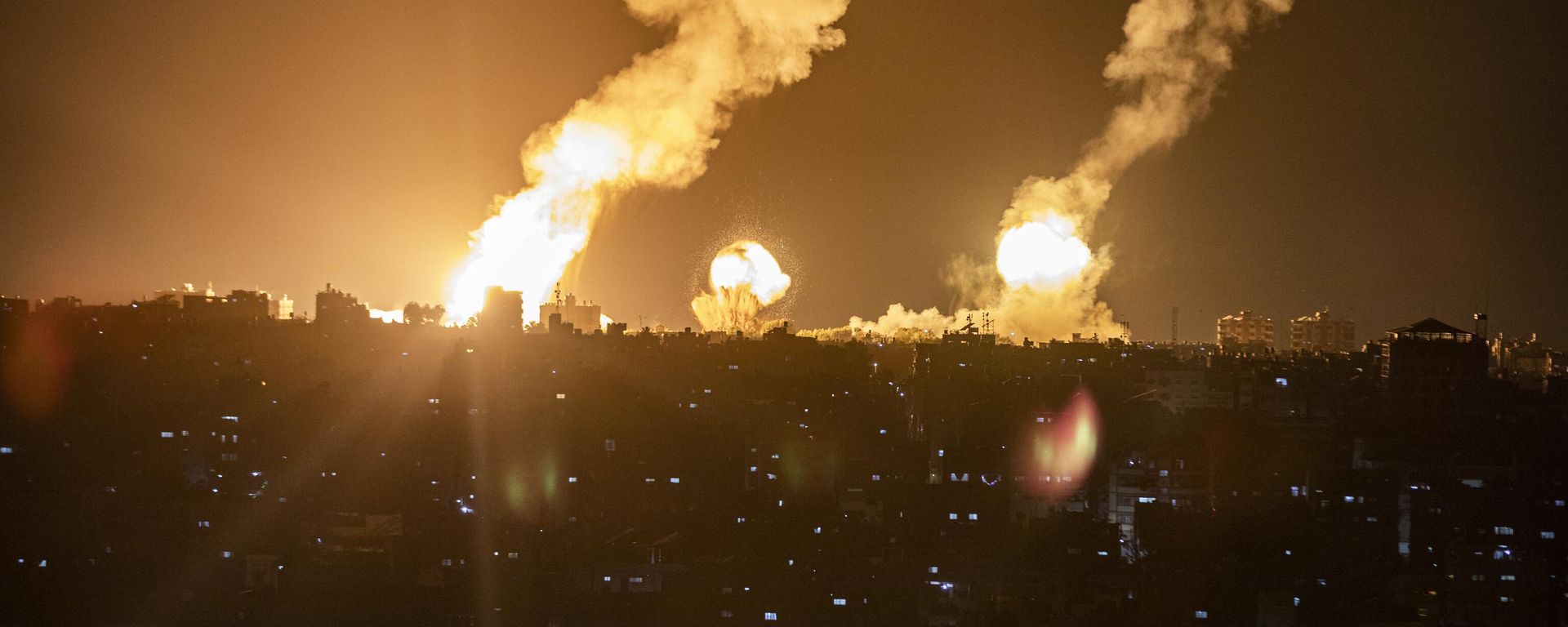 This picture taken early on April 7, 2023 shows explosions in Khan Yunis in the southern Gaza Strip during Israeli air strikes on the Palestinian enclave - Sputnik International, 1920, 07.04.2023