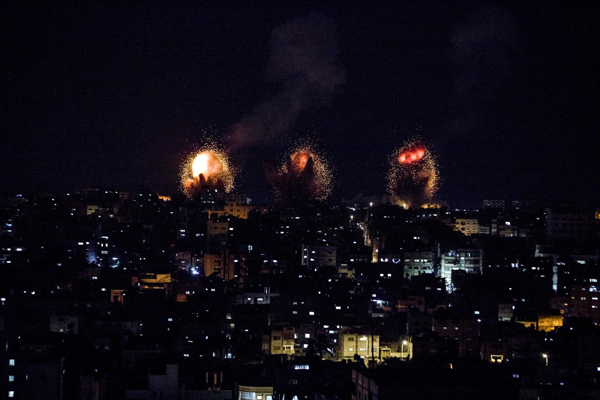 This picture taken early on April 7, 2023 shows explosions in Khan Yunis in the southern Gaza Strip during Israeli air strikes on the Palestinian enclave - Sputnik International, 1920, 07.04.2023
