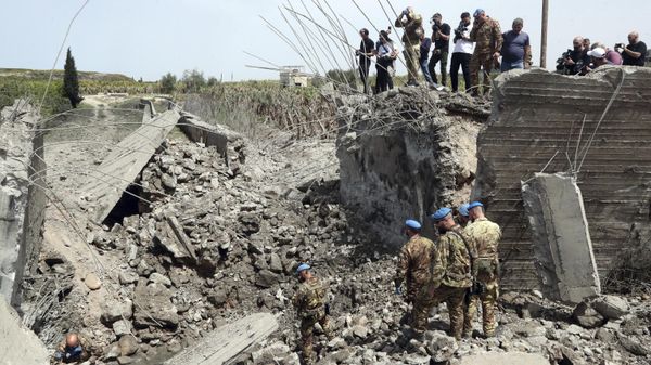 Italian U.N. peacekeeper soldiers inspect a small bridge that was destroyed by an Israeli airstrike, in Maaliya village, south Lebanon, Friday, April 7, 2023 - Sputnik International
