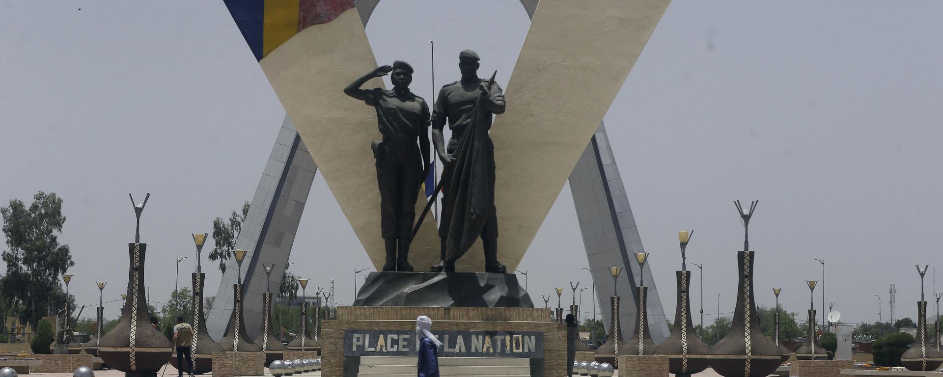 A man walks past Place de Le Nation (Monument of independence) park in N'Djamena, Chad, Monday, April 26, 2021. - Sputnik International, 1920, 08.04.2023