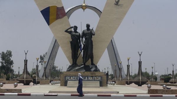 A man walks past Place de Le Nation (Monument of independence) park in N'Djamena, Chad, Monday, April 26, 2021. - Sputnik International