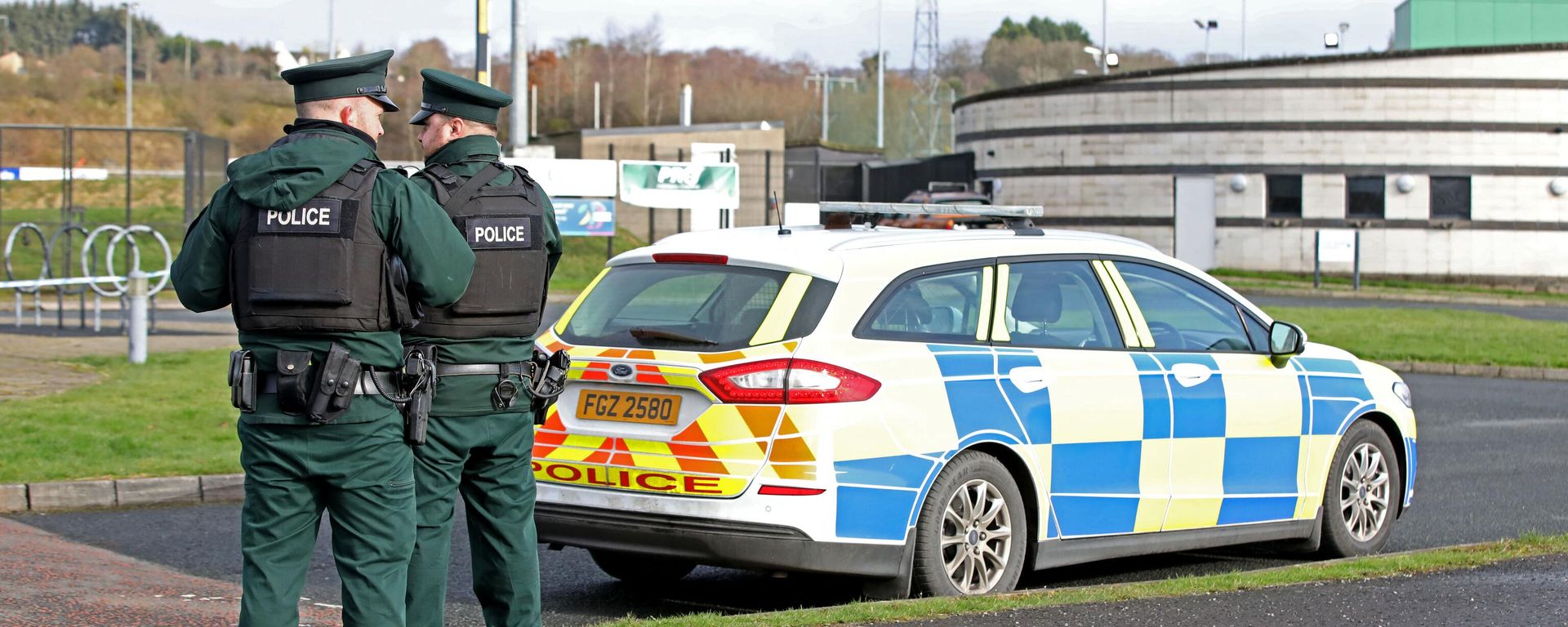 Police officers work at the scene of a shooting of an off duty policeman  at the Killyclogher Road sports complex in the northern Irish town of Omagh on February 23, 2023 - Sputnik International, 1920, 08.04.2023