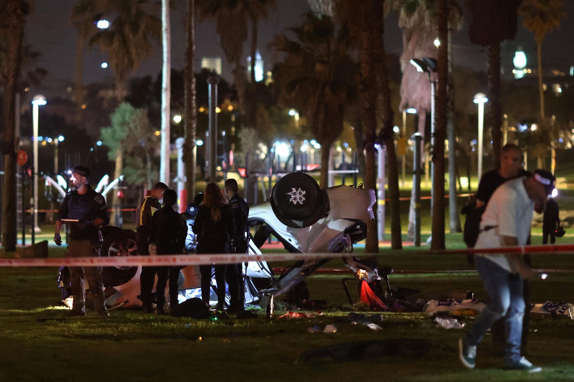 Israeli police gather around an overturned car at the site of an attack in Tel Aviv on April 7, 2023 - Sputnik International, 1920, 08.04.2023