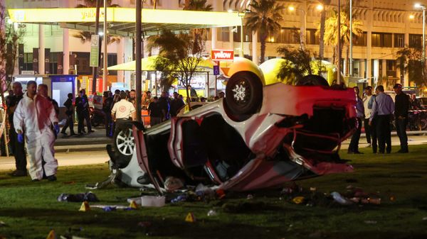 Israeli police gather next to a car used in a ramming attack in Tel Aviv on April 7, 2023 - Sputnik International