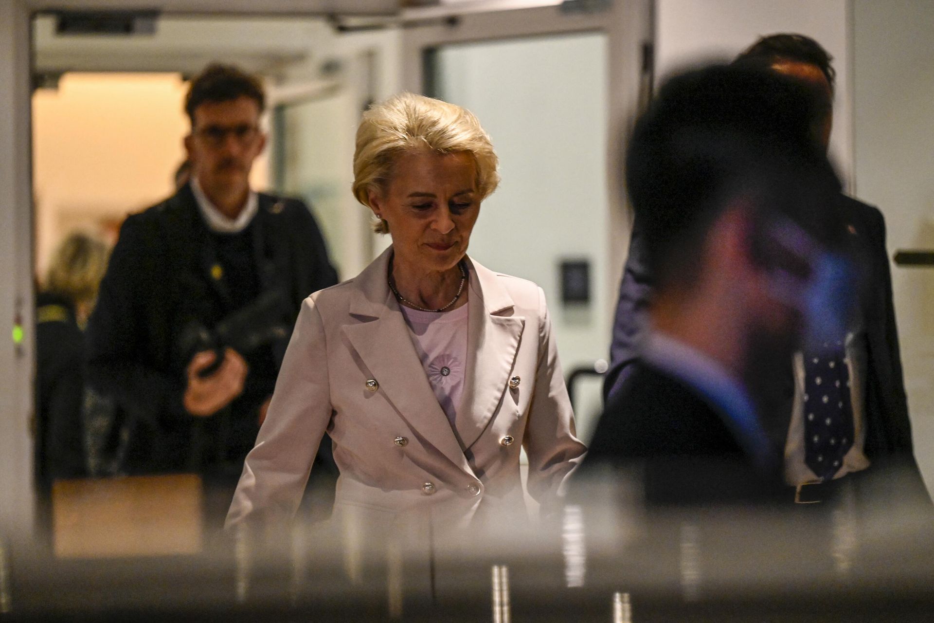 European Commission President Ursula von der Leyen (C) leaves after a press conference, at the EU Delegation to China in Beijing on April 6, 2023 - Sputnik International, 1920, 09.04.2023