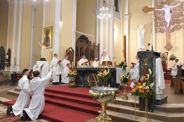 Priests at a festive Easter service at the Roman Catholic Cathedral of the Immaculate Conception of the Blessed Virgin Mary in Moscow. - Sputnik International