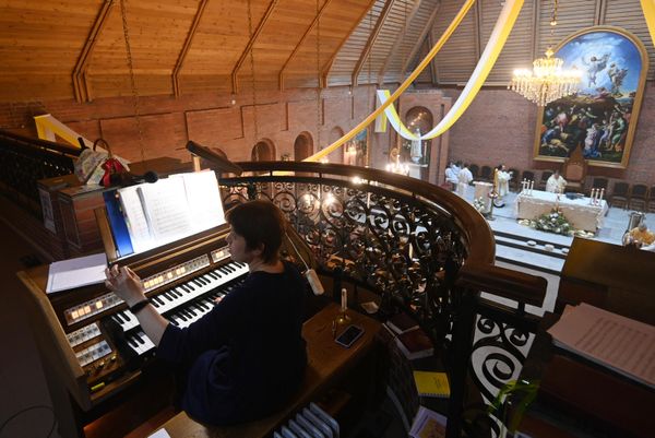 At a festive Easter service at the Catholic Cathedral of the Transfiguration of the Lord in Novosibirsk. - Sputnik International