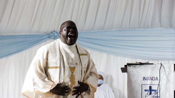 Head of the United Congregation Church (UCC) Reverend Bhekubuhle Dlamini of Inanda township conducts a Easter Mass church service as the city starts to process of rebuilding following heavy rains, mudslides, rain and winds in Durban, on April 17, 2022 as the death toll from the disaster that struck the coastal city of Durban surged passed 350 wreaking havoc in the surrounding region destryoing homes and infrastructer - Sputnik International