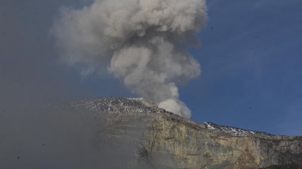 The Nevado del Ruiz volcano spews a plume of fumes near Murillo, Colombia, Friday, April 7, 2023. - Sputnik International