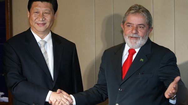 China's then-Vice-President Xi Jinping (L) shakes hands with Brazilian President Luiz Inacio Lula da Silva, during a meeting in Brasilia, Brazil on February 19, 2009. - Sputnik International