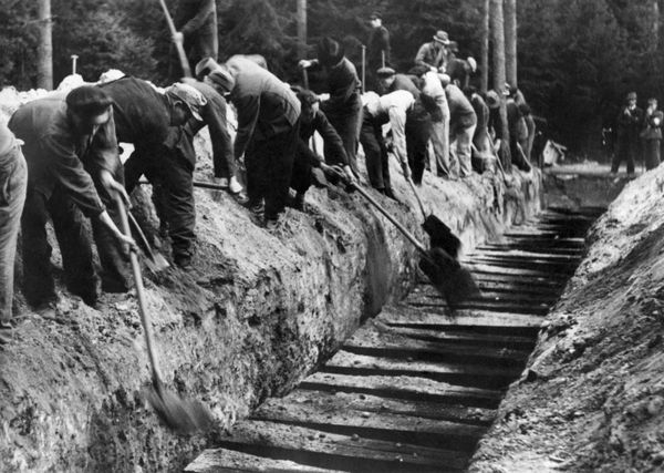 A picture taken in October 1945 in the Bergen-Belsen Nazi concentration camp showing Nazi officials forced by British authorities to exhume and then properly rebury the bodies of 100 executed political deportees after the liberation of the camp by allied troops.  - Sputnik International