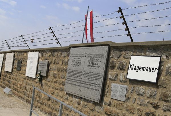 Formerly electrified barbed wires are seen on the walls of the World War II concentration camp of Mauthausen. - Sputnik International