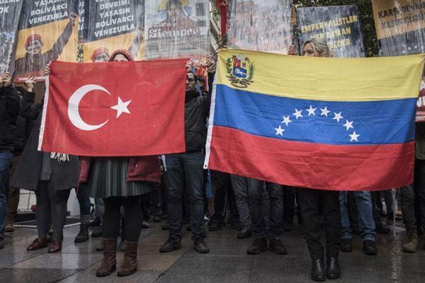 People hold Turkish and Venezuelan flags in Ankara in 2019. People hold Turkish and Venezuelan flags in Ankara in 2019. - Sputnik International