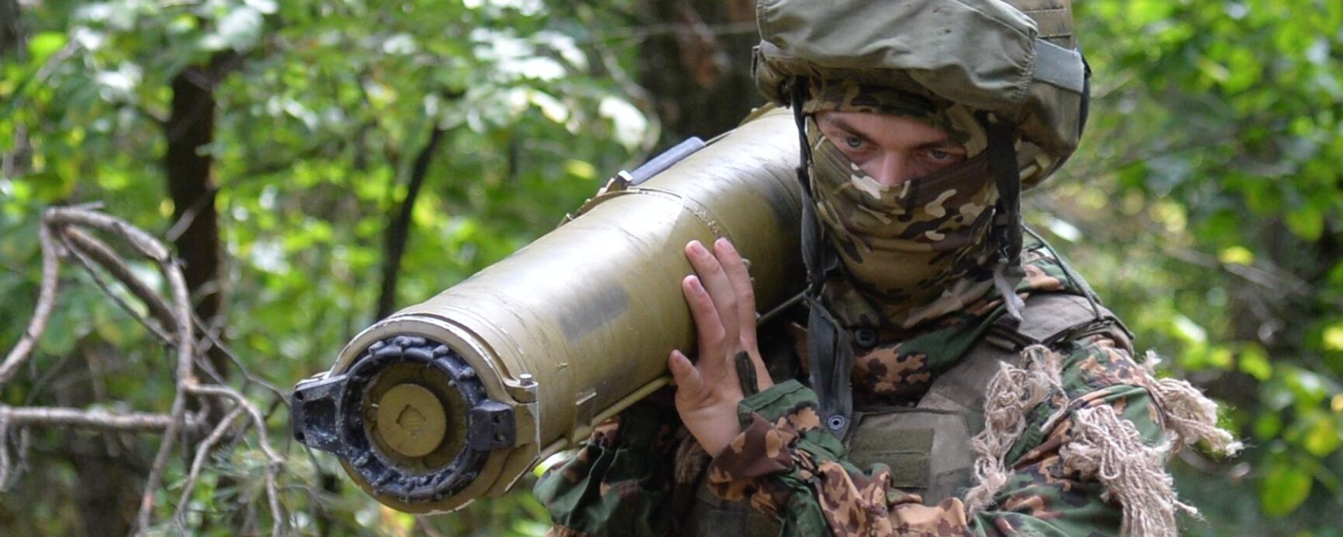 Russian soldier carries a Kornet anti-tank system in Kharkv region, August 2022. - Sputnik International, 1920, 12.04.2023