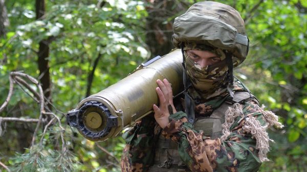 Russian soldier carries a Kornet anti-tank system in Kharkv region, August 2022. - Sputnik International