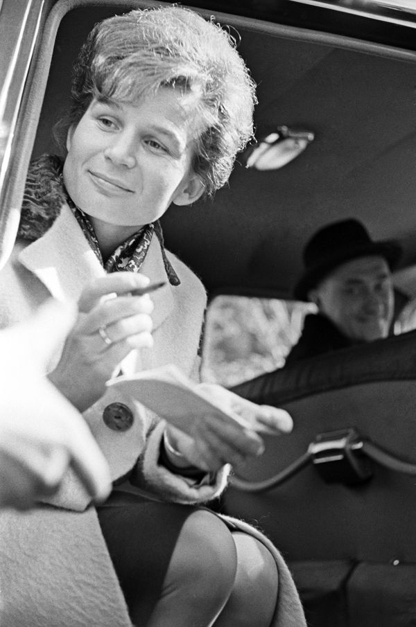 The world's first female cosmonaut, Valentina Tereshkova, signs an autograph.Valentina Tereshkova made history on June 16, 1963, when she became the first woman to travel into space. - Sputnik International