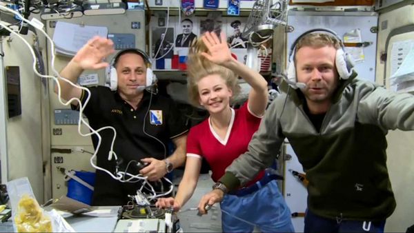 Astronaut Anton Shkaplerov, actress Yulia Peresild, and director Klim Shippenko (left to right) on the International Space Station.Russian actress Yulia Peresild and movie director Klim Shipenko spent 12 days on the ISS starting October 5, 2021 to shoot the first-ever movie made in space, called "The Challenge." - Sputnik International