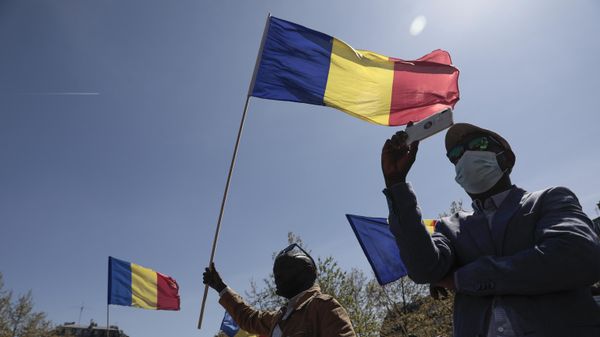 Chadian leaving in France stage a protest with their national flags in Paris, Sunday, April 25, 2021.  - Sputnik International