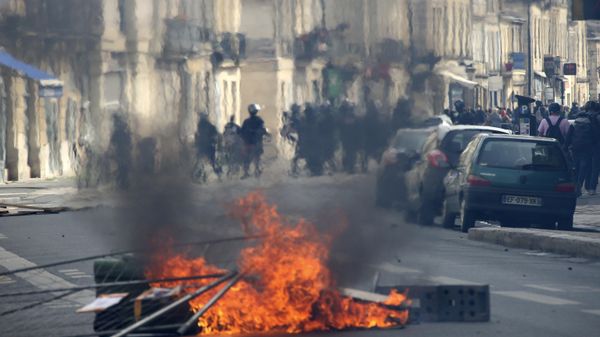 Riot police officers frame demonstrators nest a s street fire during a demonstration against French President Emmanuel Macron's push to move back France's legal retirement age from 62 to 64. - Sputnik International