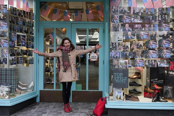 More than 5,000 people gathered in the town of Dundalk to welcome the president, and Biden was greeted with shouts of "Welcome home, Joe".Above: Kelsey Donnelly stands outside her father's store that was decorated to celebrate President Joe Biden's visit to Dundalk, Ireland. - Sputnik International